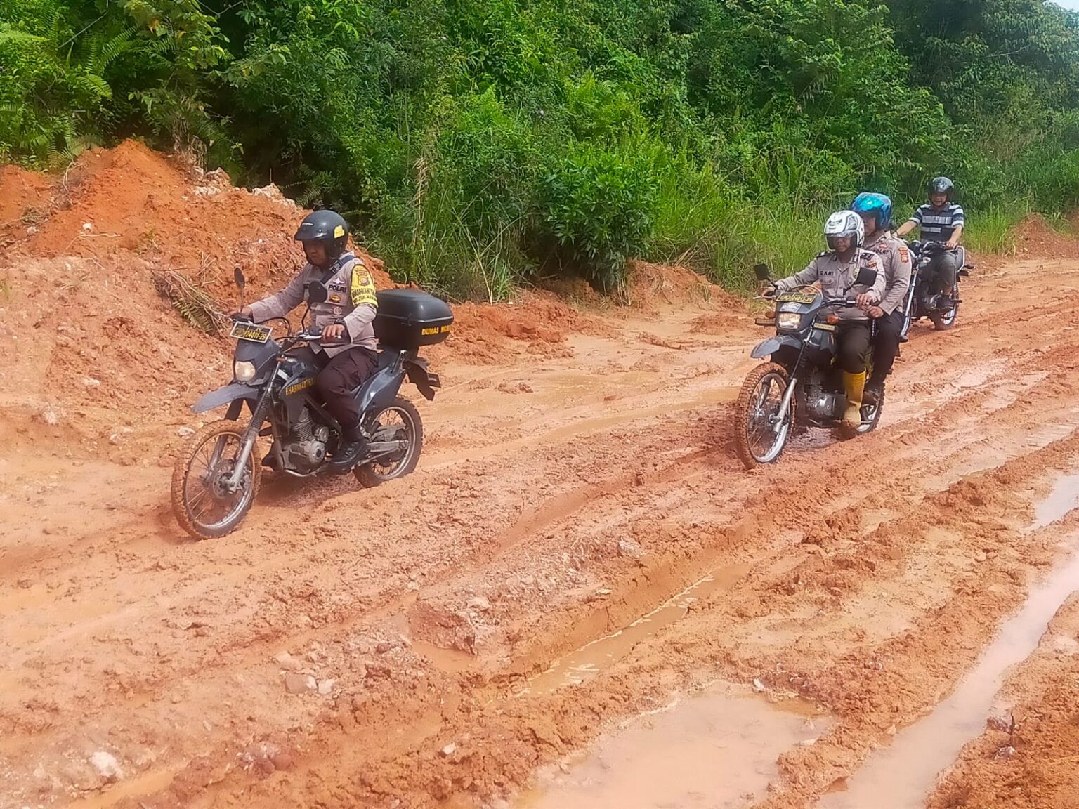 Menempuh Medan Ekstrem, Personel Polres Dumai Melaksanakan Pengamanan Kampanye Pemilu 2024 di Kelurahan Pelintung Kecamatan Medang Kampai